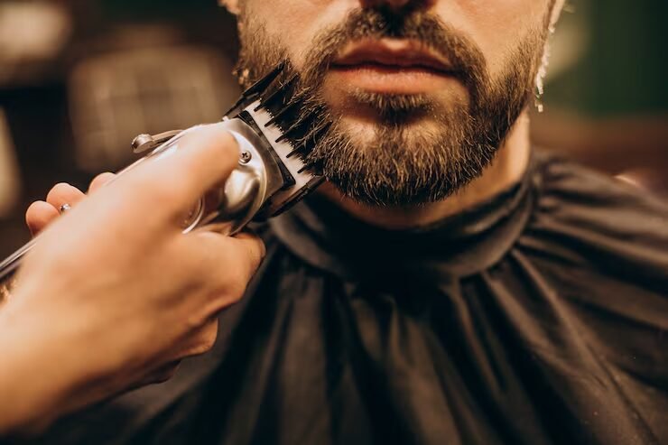 Perfilado de barba con máquina, de cerca
