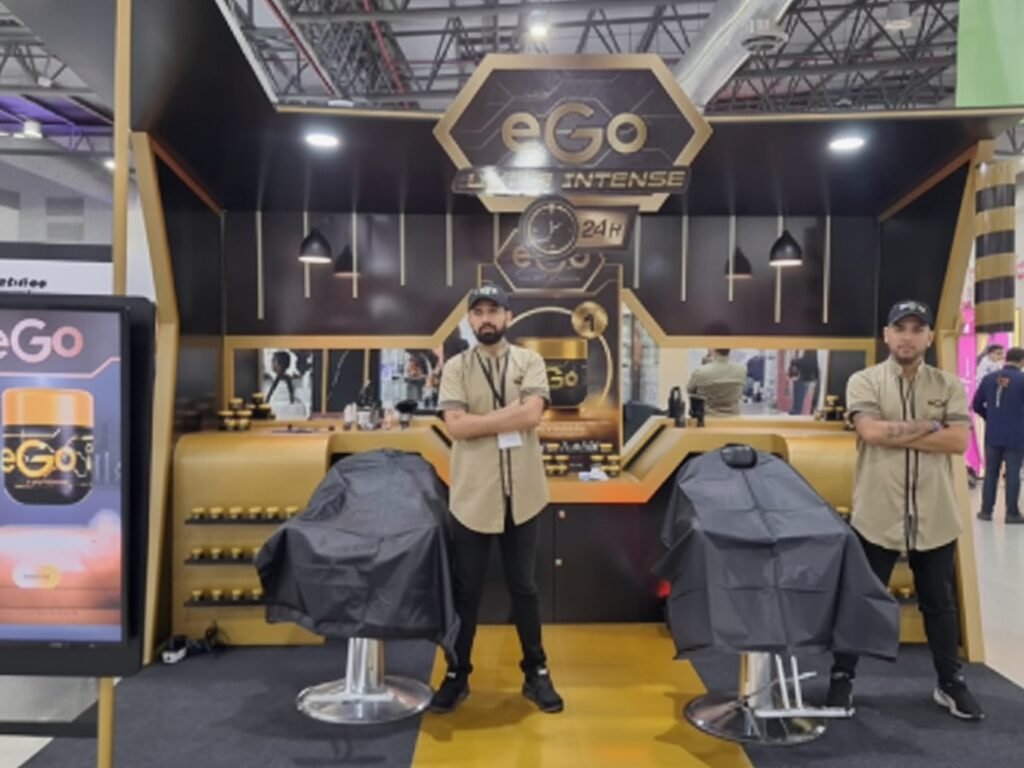Equipo de Hard Rock Barber Shop en su stand profesional