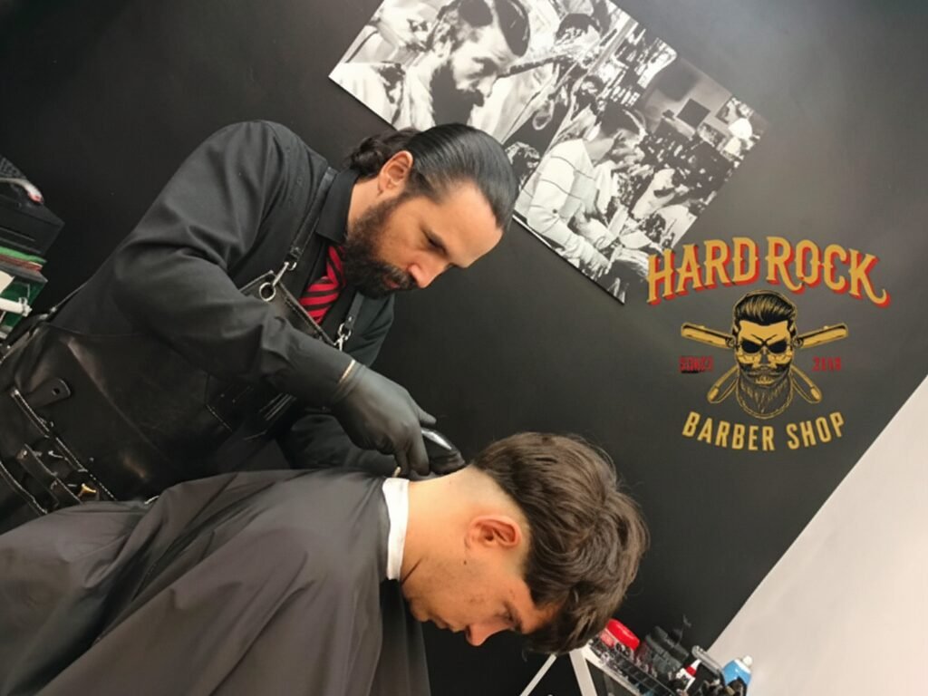 Barbero trabajando el perfilado de un corte