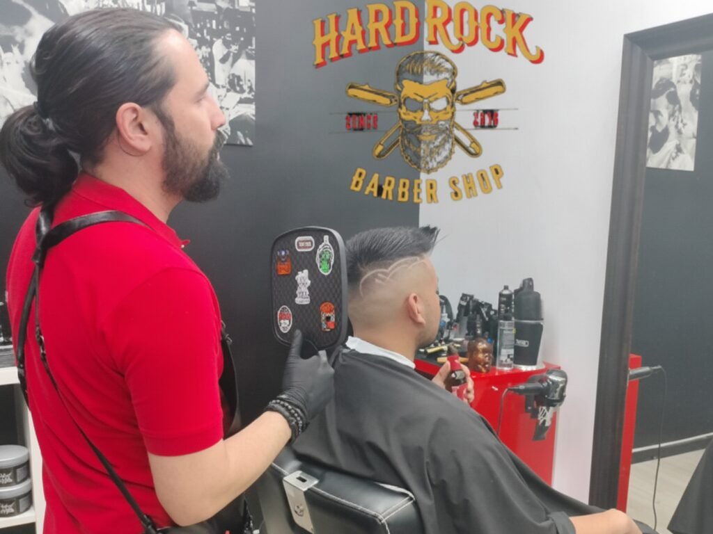 Detalle de degradado bajo el logo de la barbería