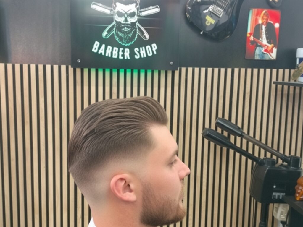 Corte moderno con textura y volumen sobre pared de listones